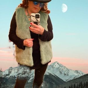 Aquamarine faux vest.. Size large. Unique color. baby it’s cold outside.☃️